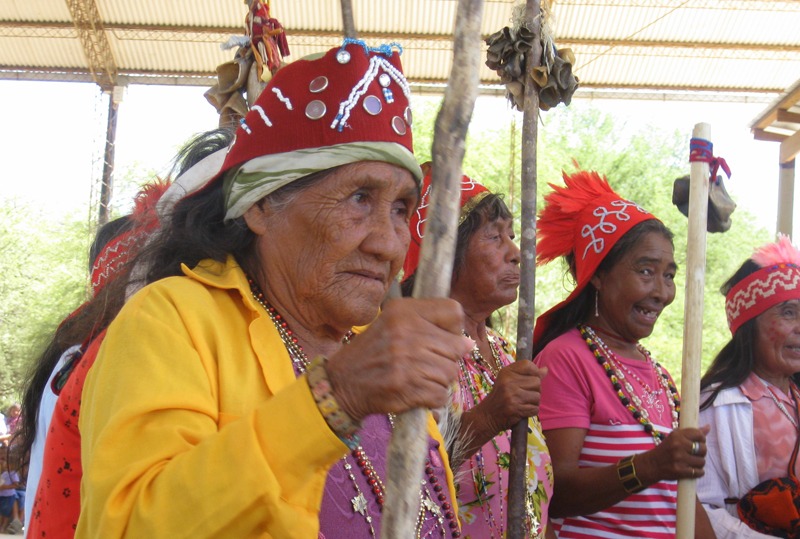 Mujeres nivacche danzando